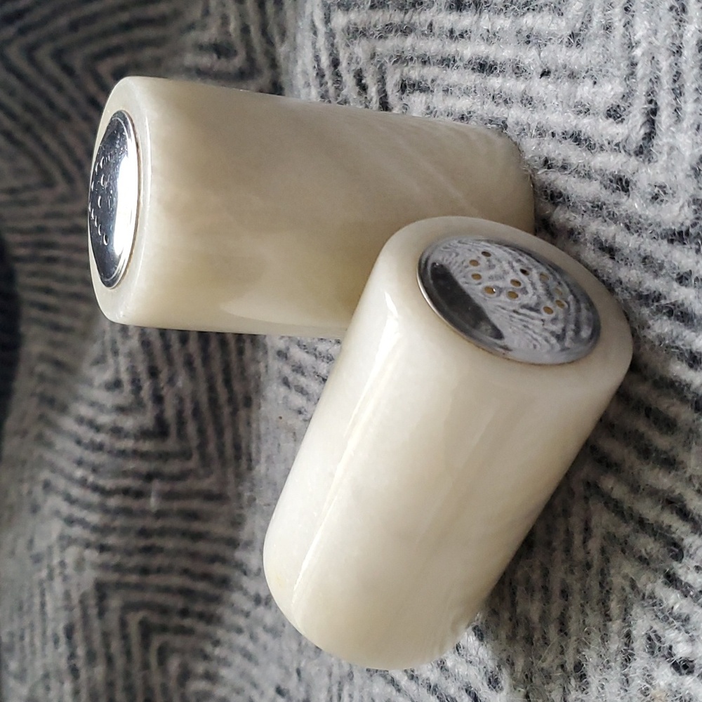 VTG Marble Salt & Pepper Shaker Set – Natural Stone